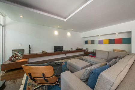 Casa à venda com 682m², 4 quartos e 12 vagas Casa à venda com 682m², 4 quartos e 12 vagasSala