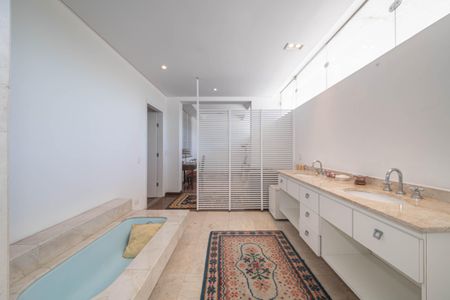 Casa à venda com 682m², 4 quartos e 12 vagas Casa à venda com 682m², 4 quartos e 12 vagasBanheiro da Suíte 1