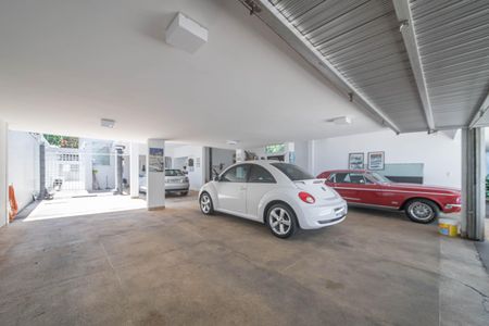 Casa à venda com 682m², 4 quartos e 12 vagas Casa à venda com 682m², 4 quartos e 12 vagasGaragem