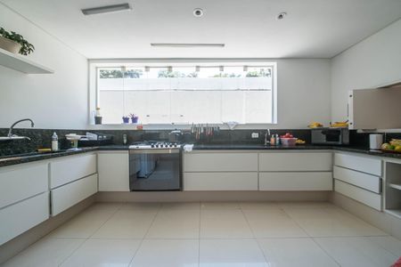Casa à venda com 682m², 4 quartos e 12 vagas Casa à venda com 682m², 4 quartos e 12 vagasCozinha