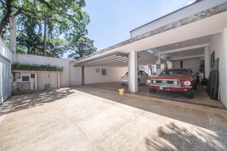 Casa à venda com 682m², 4 quartos e 12 vagas Casa à venda com 682m², 4 quartos e 12 vagasGaragem
