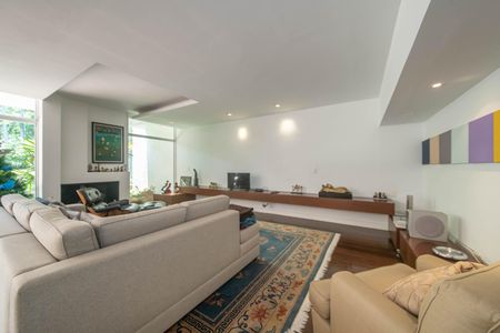 Casa à venda com 682m², 4 quartos e 12 vagas Casa à venda com 682m², 4 quartos e 12 vagasSala