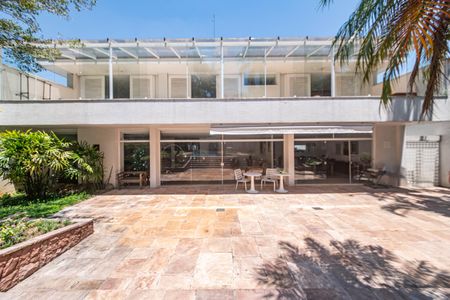 Casa à venda com 682m², 4 quartos e 12 vagas Casa à venda com 682m², 4 quartos e 12 vagasQuintal - Piscina