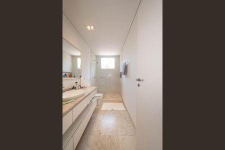 Casa à venda com 682m², 4 quartos e 12 vagas Casa à venda com 682m², 4 quartos e 12 vagasBanheiro da Suíte 2