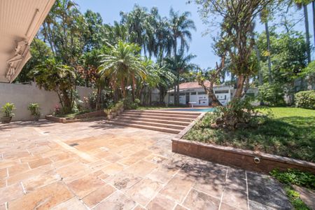 Casa à venda com 682m², 4 quartos e 12 vagas Casa à venda com 682m², 4 quartos e 12 vagasQuintal - Piscina