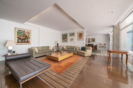 Casa à venda com 682m², 4 quartos e 12 vagas Casa à venda com 682m², 4 quartos e 12 vagasSala