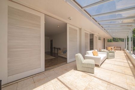 Casa à venda com 682m², 4 quartos e 12 vagas Casa à venda com 682m², 4 quartos e 12 vagasVaranda da Suíte 1,2 e 3