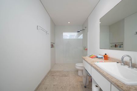 Casa à venda com 682m², 4 quartos e 12 vagas Casa à venda com 682m², 4 quartos e 12 vagasBanheiro da Suíte 4