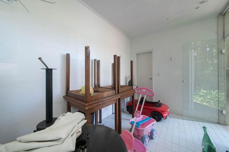 Casa à venda com 682m², 4 quartos e 12 vagas Casa à venda com 682m², 4 quartos e 12 vagasEdícula