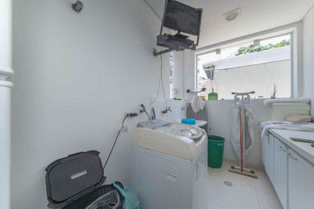 Casa à venda com 682m², 4 quartos e 12 vagas Casa à venda com 682m², 4 quartos e 12 vagasÁrea de Serviço