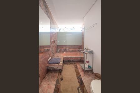 Casa à venda com 682m², 4 quartos e 12 vagas Casa à venda com 682m², 4 quartos e 12 vagasBanheiro da Suíte 3