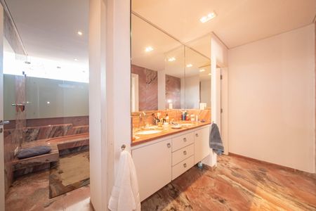 Casa à venda com 682m², 4 quartos e 12 vagas Casa à venda com 682m², 4 quartos e 12 vagasBanheiro da Suíte 3