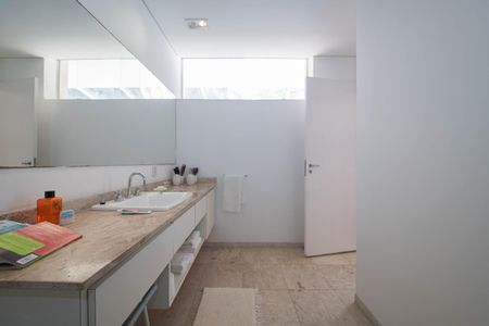 Casa à venda com 682m², 4 quartos e 12 vagas Casa à venda com 682m², 4 quartos e 12 vagasBanheiro da Suíte 4