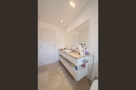 Casa à venda com 682m², 4 quartos e 12 vagas Casa à venda com 682m², 4 quartos e 12 vagasBanheiro da Suíte 2