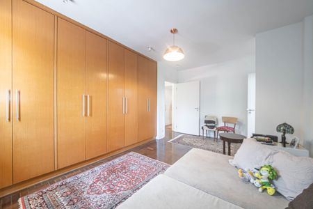 Casa à venda com 682m², 4 quartos e 12 vagas Casa à venda com 682m², 4 quartos e 12 vagasSala de Intima