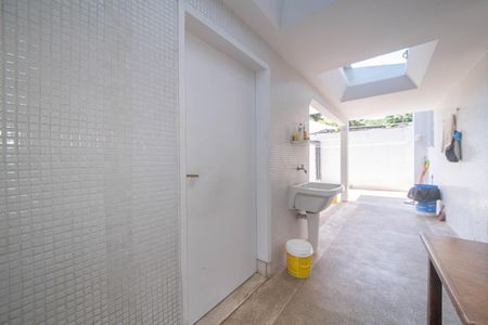Casa à venda com 682m², 4 quartos e 12 vagas Casa à venda com 682m², 4 quartos e 12 vagasÁrea de Serviço