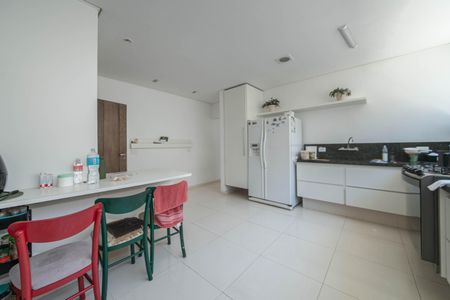 Casa à venda com 682m², 4 quartos e 12 vagas Casa à venda com 682m², 4 quartos e 12 vagasCozinha