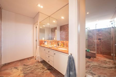 Casa à venda com 682m², 4 quartos e 12 vagas Casa à venda com 682m², 4 quartos e 12 vagasBanheiro da Suíte 3