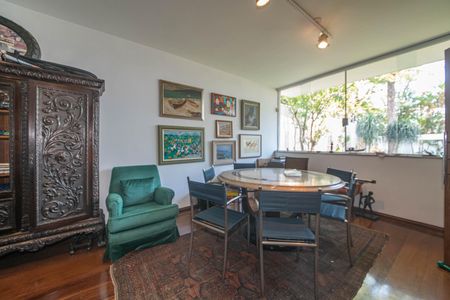 Casa à venda com 682m², 4 quartos e 12 vagas Casa à venda com 682m², 4 quartos e 12 vagasEscritório