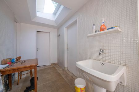 Casa à venda com 682m², 4 quartos e 12 vagas Casa à venda com 682m², 4 quartos e 12 vagasÁrea de Serviço