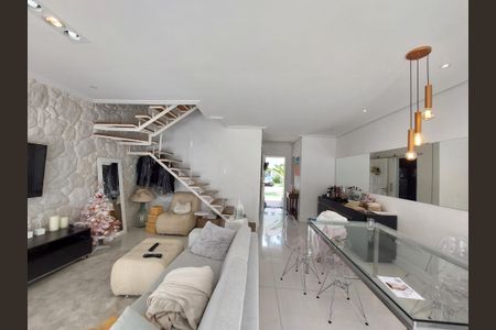 Casa de condomínio à venda com 130m², 3 quartos e 2 vagasSala