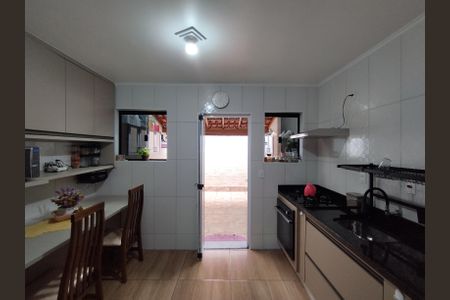 Casa à venda com 100m², 2 quartos e 1 vagaCozinha - Armários