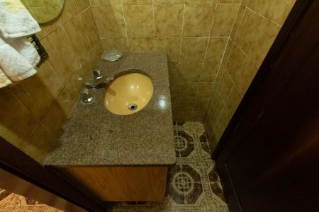 Casa para alugar com 290m², 5 quartos e 2 vagasBanheiro Social Piso Superior 