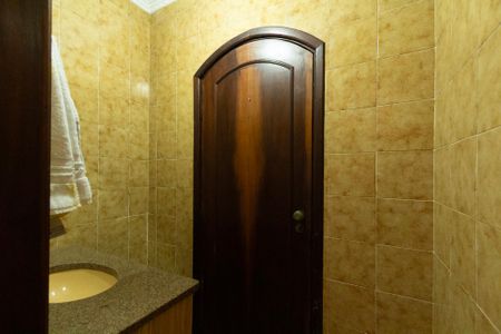 Casa para alugar com 290m², 5 quartos e 2 vagasBanheiro Social Piso Superior 