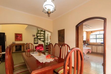 Casa para alugar com 290m², 5 quartos e 2 vagasSala