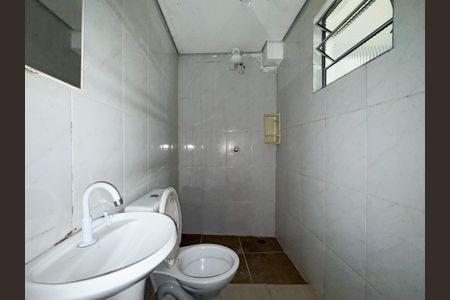 Banheiro de kitnet/studio para alugar com 1 quarto, 24m² em Vila Moraes, São Paulo