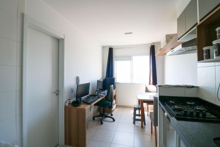 Sala / Cozinha de kitnet/studio para alugar com 1 quarto, 28m² em Jardim Mirante, São Paulo