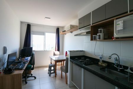 Sala / Cozinha de kitnet/studio para alugar com 1 quarto, 28m² em Jardim Mirante, São Paulo