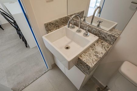 Banheiro de kitnet/studio para alugar com 1 quarto, 25m² em Pinheiros, São Paulo