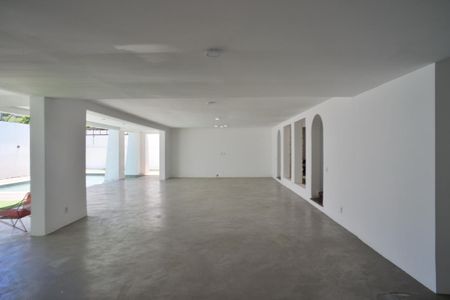 Casa de condomínio para alugar com 1425m², 4 quartos e 1 vaga Casa de condomínio para alugar com 1425m², 4 quartos e 1 vagaSala