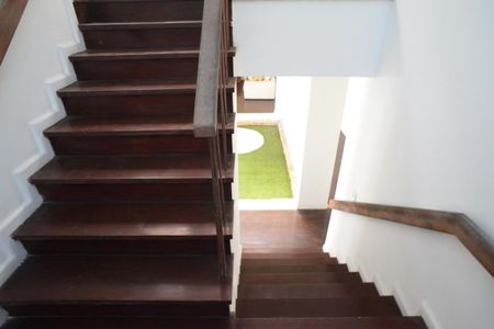 Casa de condomínio para alugar com 1425m², 4 quartos e 1 vaga Casa de condomínio para alugar com 1425m², 4 quartos e 1 vagaEscada de Acesso