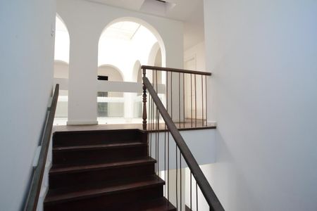 Casa de condomínio para alugar com 1425m², 4 quartos e 1 vaga Casa de condomínio para alugar com 1425m², 4 quartos e 1 vagaEscada de Acesso