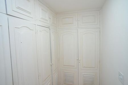 Casa de condomínio para alugar com 1425m², 4 quartos e 1 vaga Casa de condomínio para alugar com 1425m², 4 quartos e 1 vagaCloset Suíte 1