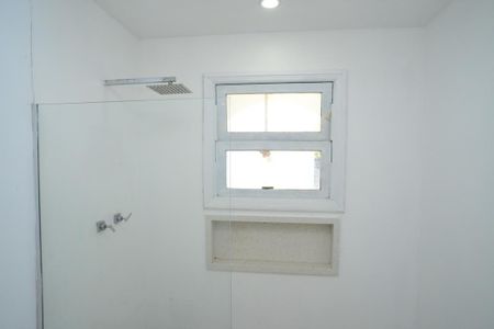 Casa de condomínio para alugar com 1425m², 4 quartos e 1 vaga Casa de condomínio para alugar com 1425m², 4 quartos e 1 vagaBanheiro Suíte 1