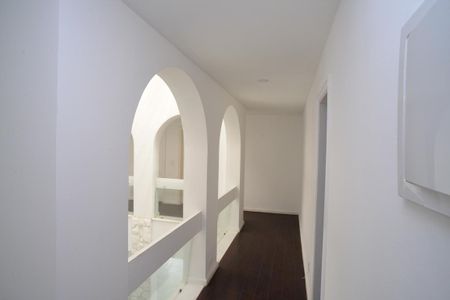 Casa de condomínio para alugar com 1425m², 4 quartos e 1 vaga Casa de condomínio para alugar com 1425m², 4 quartos e 1 vagaCorredor