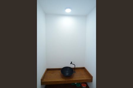 Casa de condomínio para alugar com 1425m², 4 quartos e 1 vaga Casa de condomínio para alugar com 1425m², 4 quartos e 1 vagaBanheiro Suíte 1