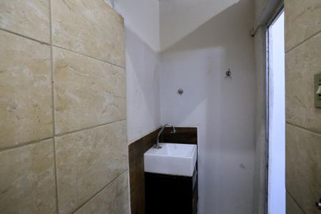 Banheiro de kitnet/studio para alugar com 1 quarto, 50m² em Floresta, Belo Horizonte