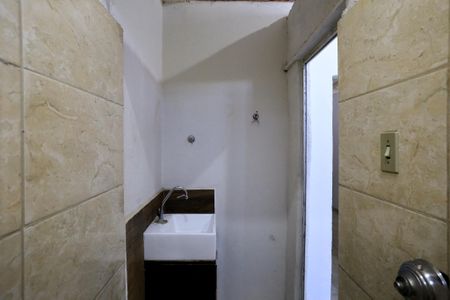 Banheiro de kitnet/studio para alugar com 1 quarto, 50m² em Floresta, Belo Horizonte