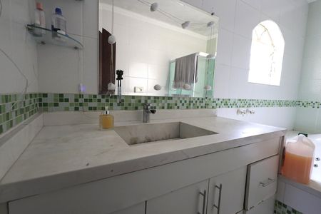 Casa à venda com 300m², 4 quartos e 4 vagasBanheiro Quarto Suíte