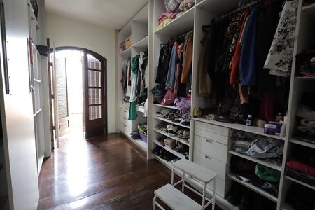 Casa à venda com 300m², 4 quartos e 4 vagasCloset Quarto Suíte