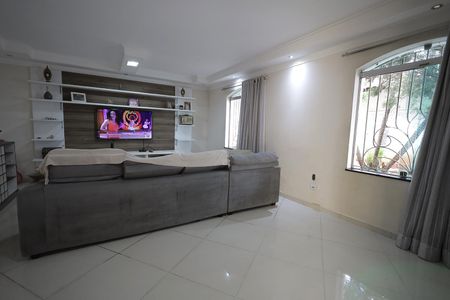 Casa à venda com 300m², 4 quartos e 4 vagasSala