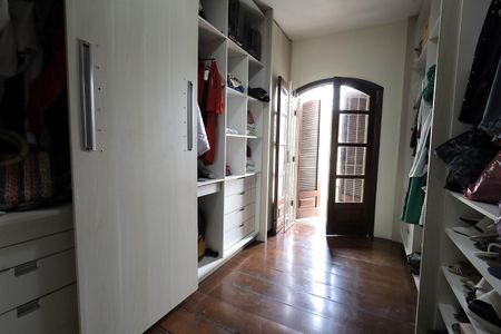 Casa à venda com 300m², 4 quartos e 4 vagasCloset Quarto Suíte
