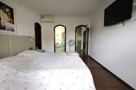 Casa à venda com 300m², 4 quartos e 4 vagasQuarto Suíte