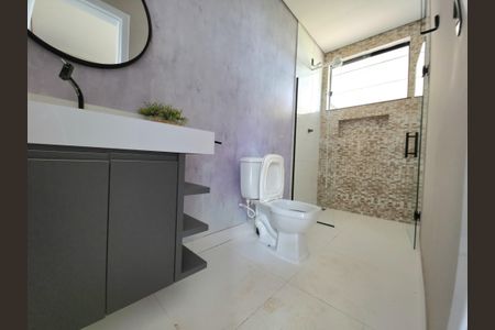 Casa de condomínio para alugar com 250m², 4 quartos e 3 vagasBanheiro da Suíte 1