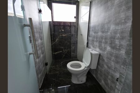 Casa de condomínio para alugar com 250m², 4 quartos e 3 vagasBanheiro da Suíte 2