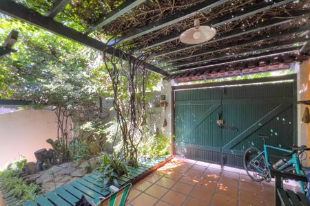 Casa para alugar com 190m², 2 quartos e 1 vaga Casa para alugar com 190m², 2 quartos e 1 vagaEntrada e garagem